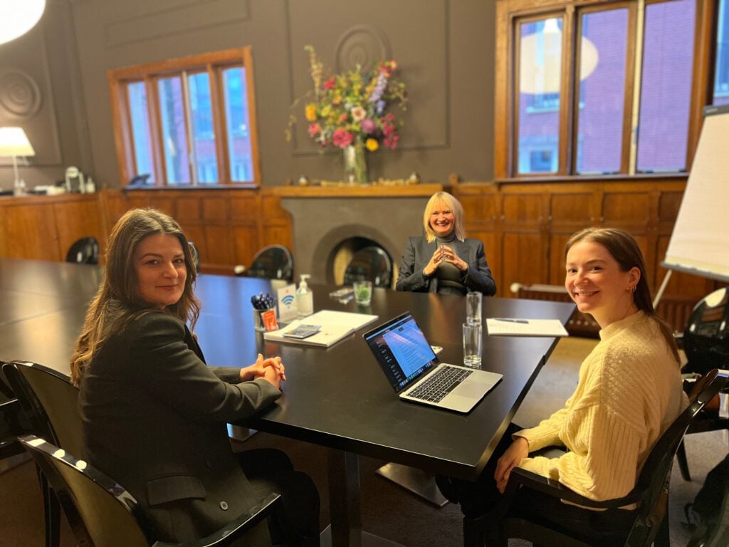 three-woman-sitting-at-table-during-an-interview-with-employment-lawyers-from-GMW-about-employment-law-in-the-Netherlands