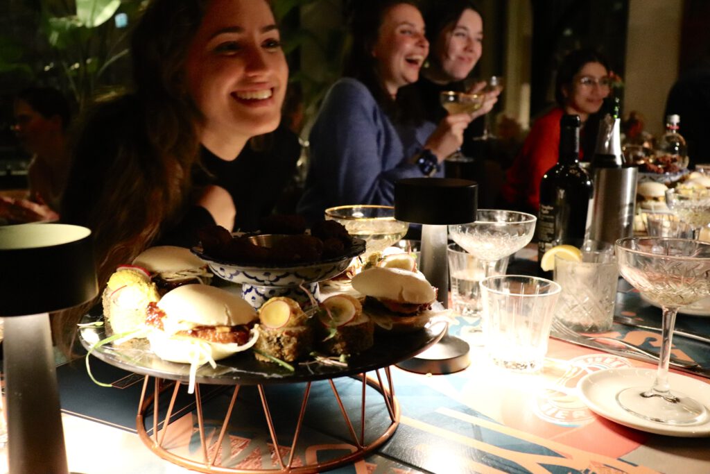 people-laughing-at-dinner-in-freddys-leiden