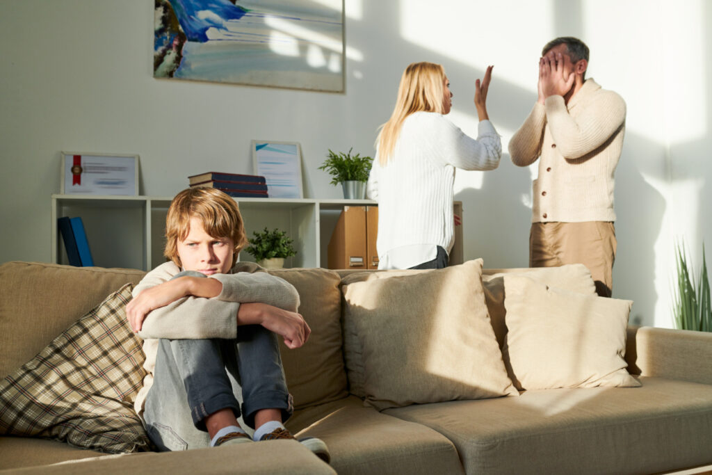 photo-of-child-sitting-on-couch-while-parents-fight-in-background-while-getting-a-divorce-in-the-Netherlands