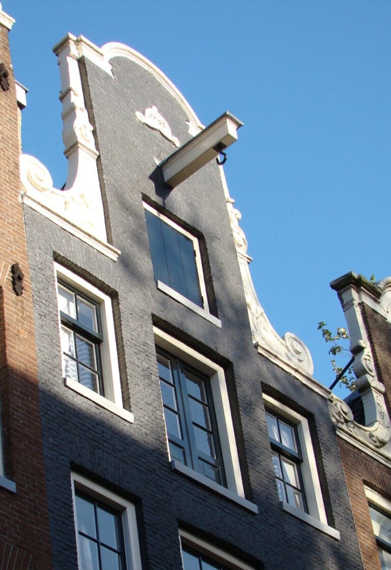 The Amsterdam canal house: why are they so wonderfully weird? – DutchReview