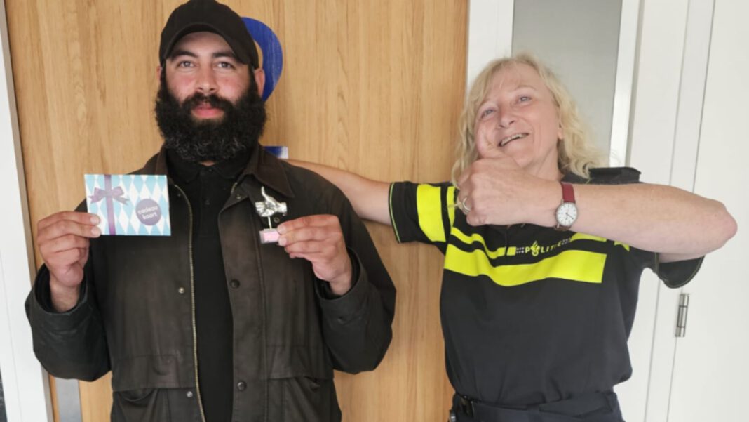 photo-of-Dutch-police-woman-and-man-who-returned-wallet-to-station