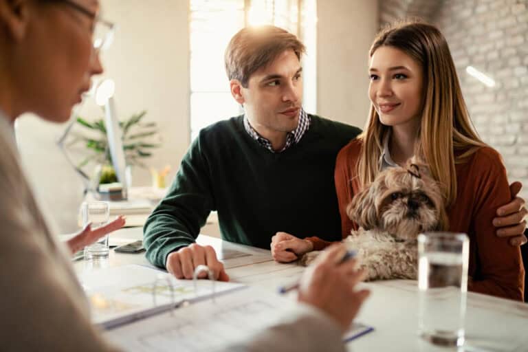 photo-of-couple-getting-tips-from-mortgage-expert-about-buying-a-house-and-getting-a-mortgage-in-the-netherlands-at-desk