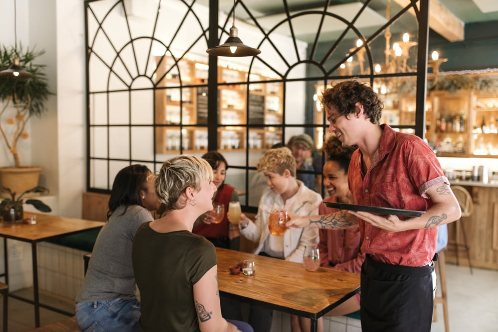 레스토랑에서 네덜란드에서 음료를 주문하는 사람들의 사진
