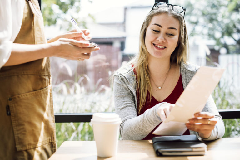 Photo-of-woman-ordering-in-Dutch-at-restaurant