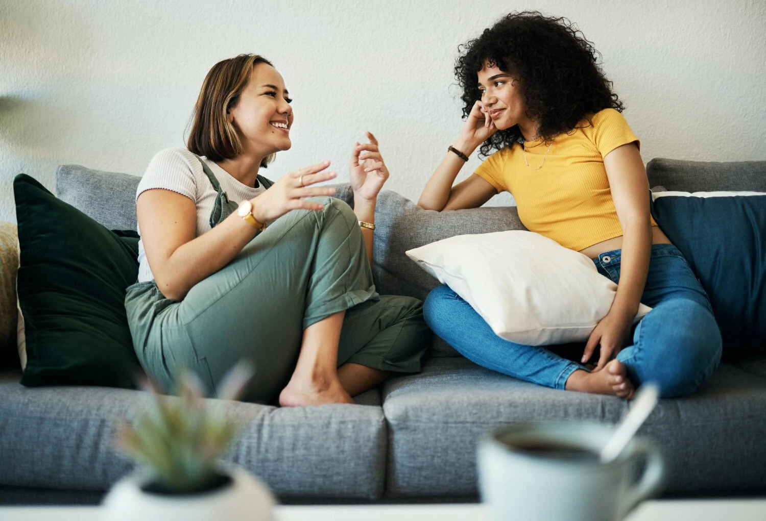 photo-of-woman-talking-with-friend-on-couch-speaking-in-Dutch
