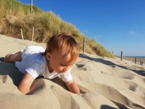 Dutch Beaches: a baby crawls on Paal 29