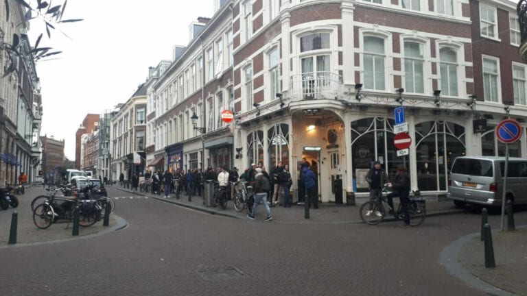 Coronavirus: people hurry to the coffeeshops to get weed as they are closed due to government measures