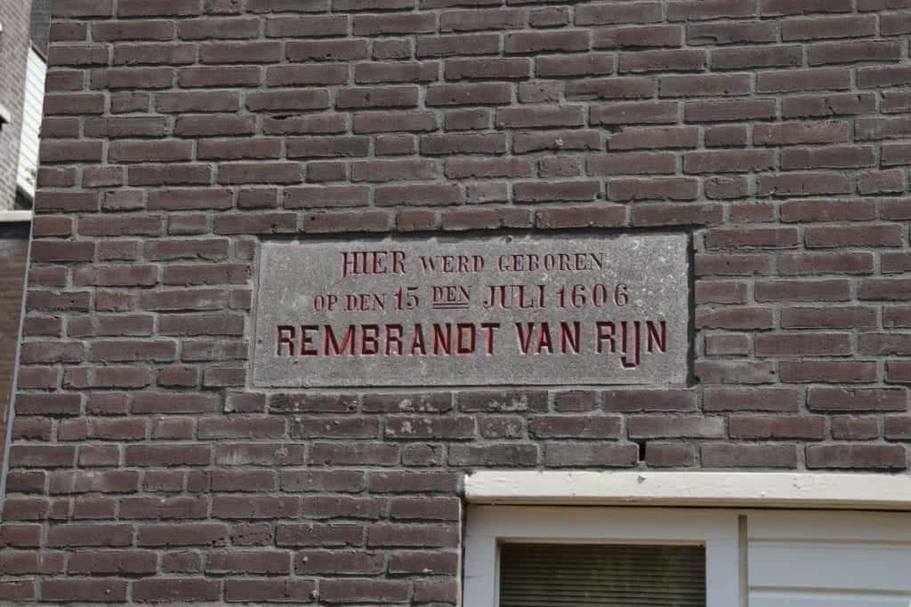 foto-da-placa-dedicada-à-casa-de-Rembrandts-em-Leiden-Holanda 