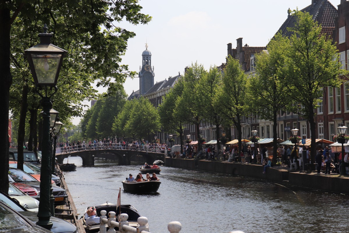 crowds-gathering-by-the-canals-in-Leiden