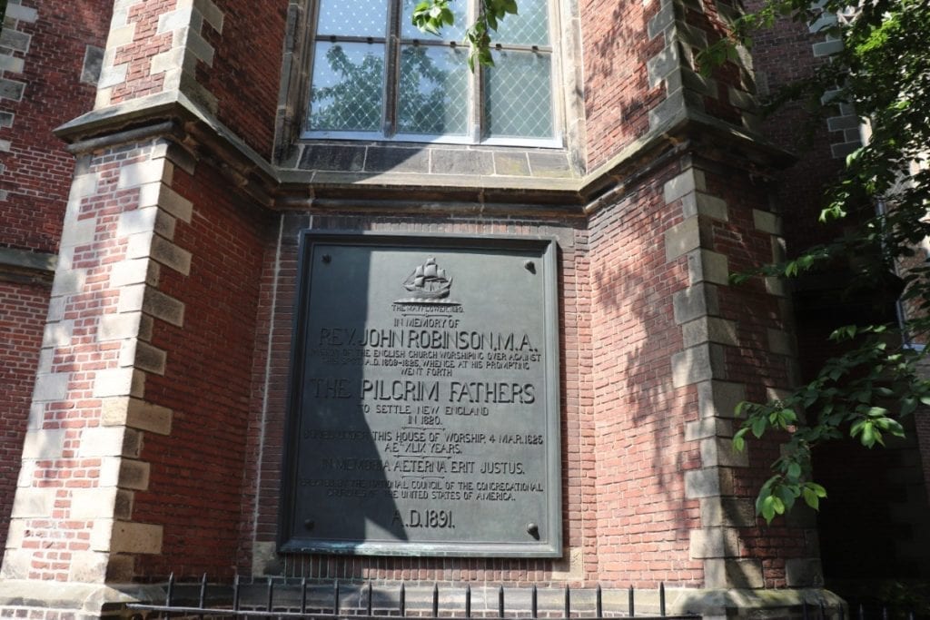 foto mostrando-placa-no-fora-de-pieterskerk-em-Leiden-dedicada-aos-peregrinos-e-o-mayflower