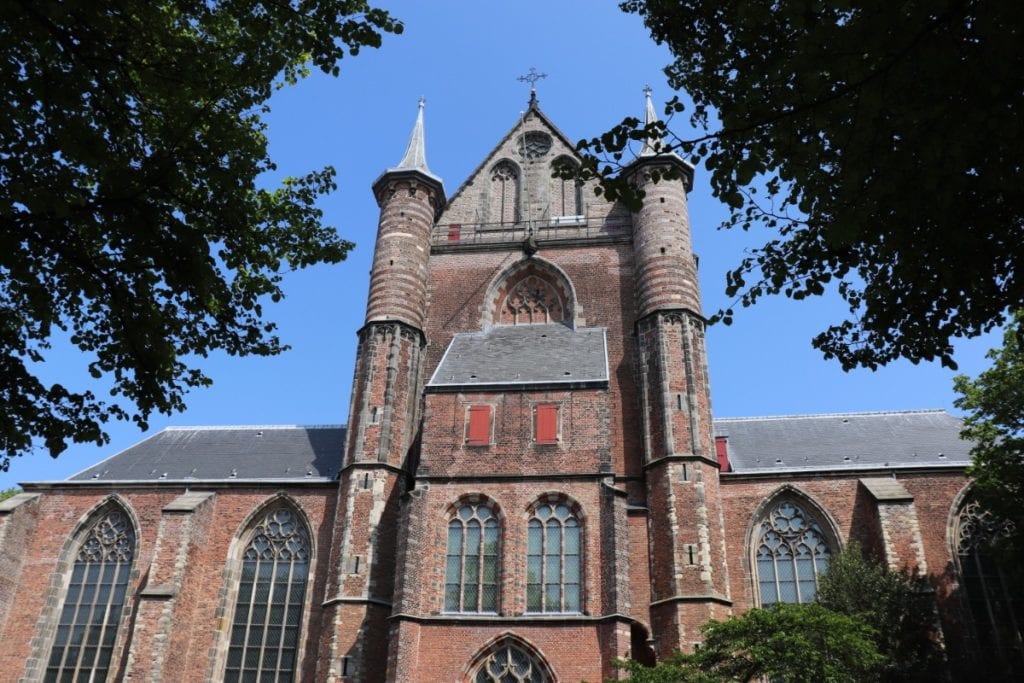 foto-de-Pieterskerk-em-Leiden-mostrando-fora-da-igreja