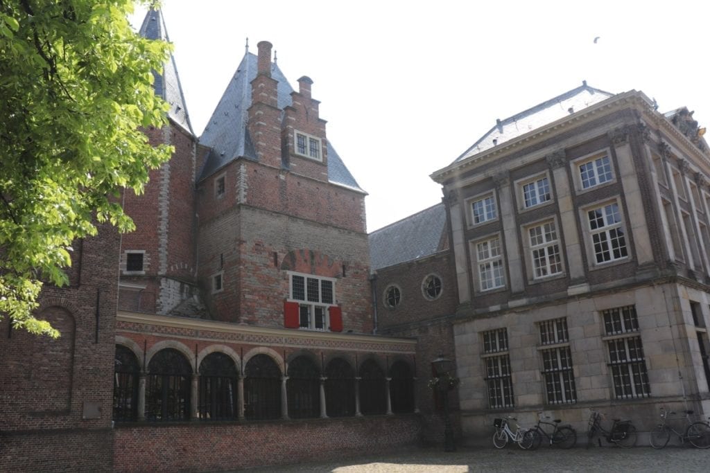 foto-da-praça-histórica-het-gerecht-com-antigos-edifícios-holandeses-em-Leiden