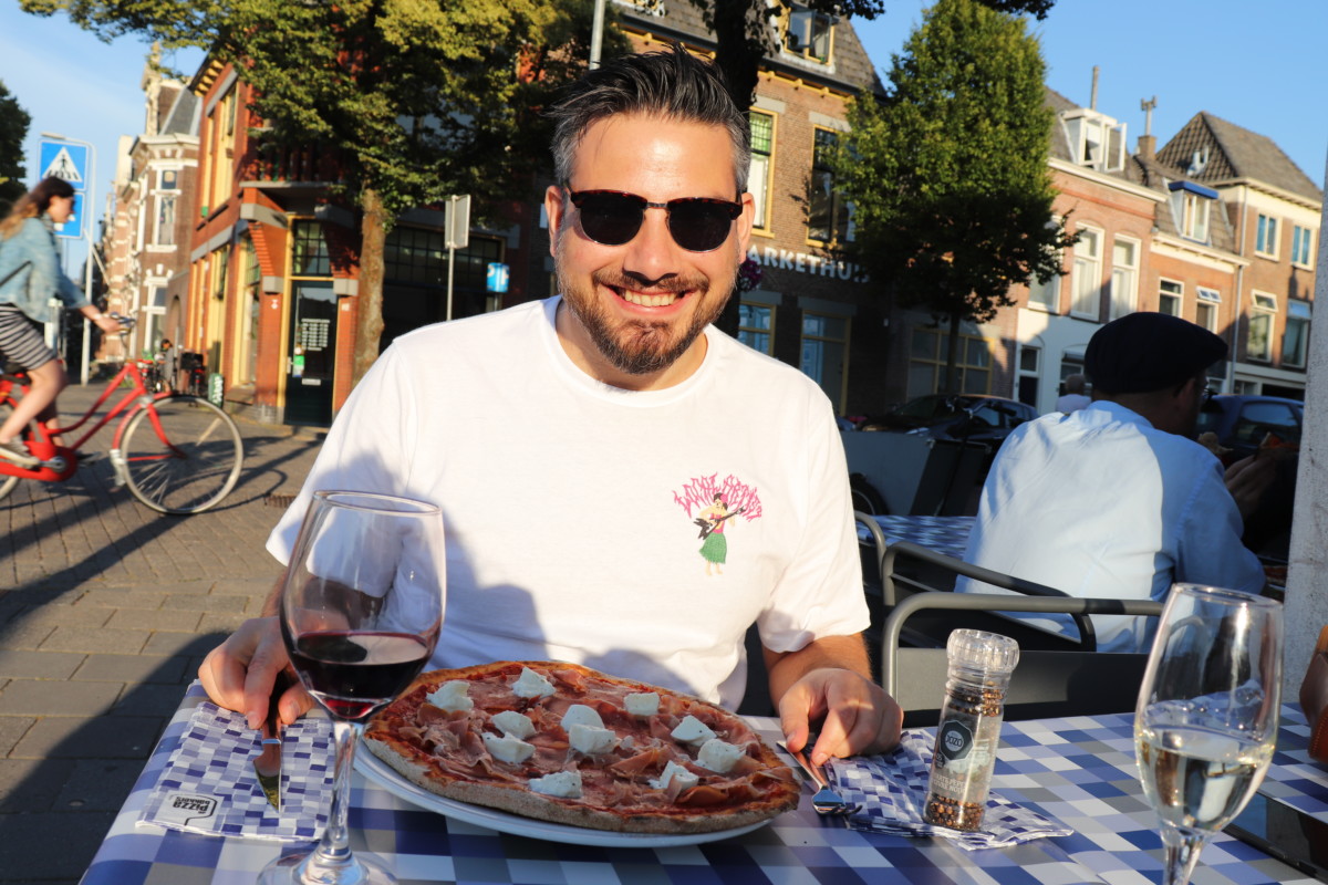 Founder-of-DutchReview-eating-a-pizza-at-Leiden-restaurant-de-Pizzabakker