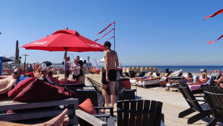 Horeca to reopen at midday on 1 June, no exceptions for beach clubs