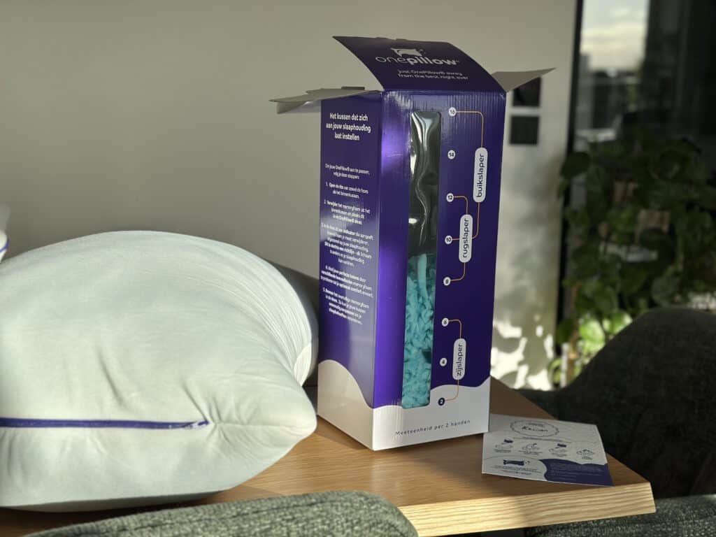 foto do Onepillow ao lado da caixa e instruções na mesa