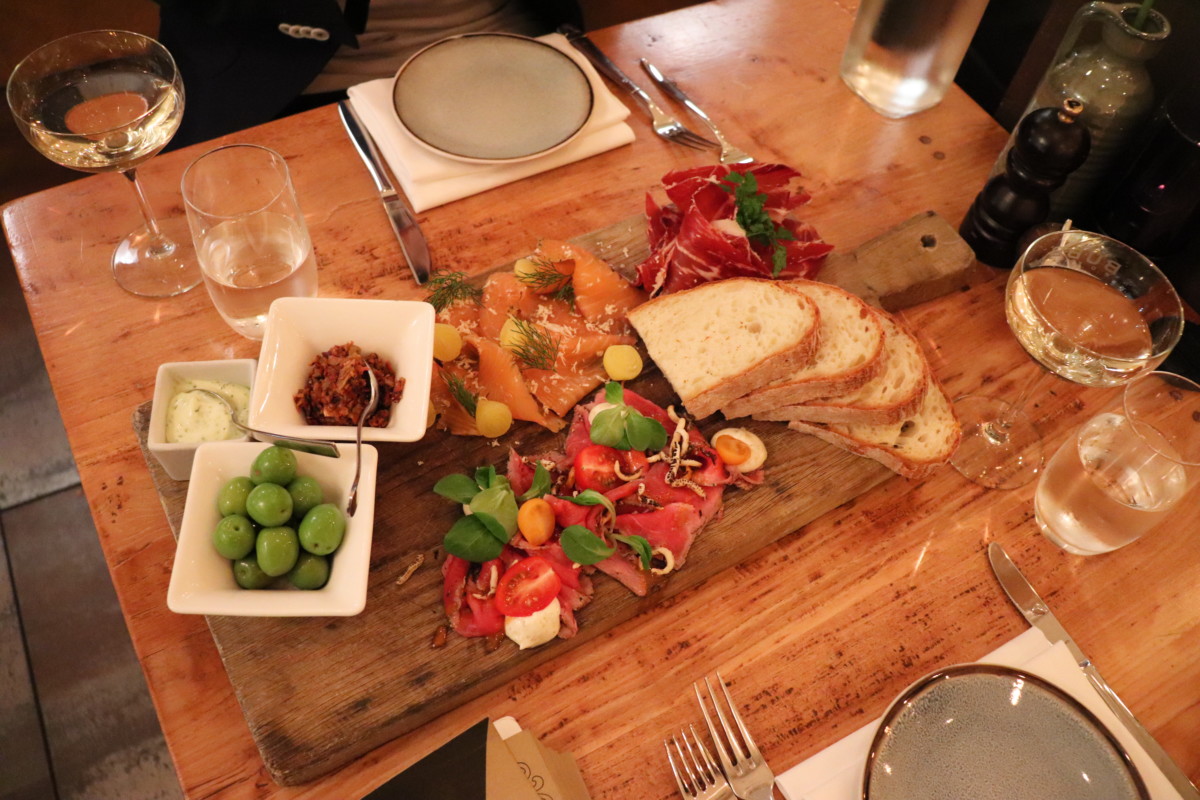 A-meat-platter-at-Leiden-restaurant-Just-Meet