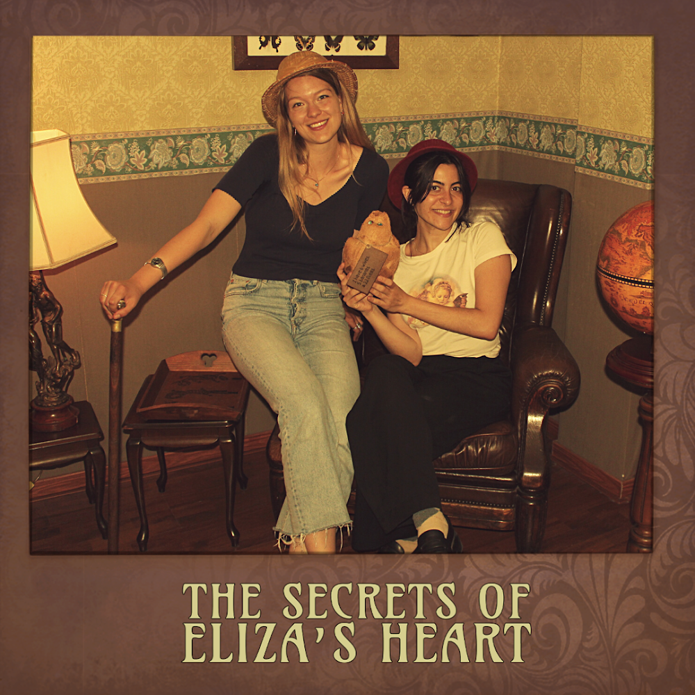 Two-DutchReview-writers-posing-on-chair-in-escaperoom-the-secrets-of-Elizas-heart
