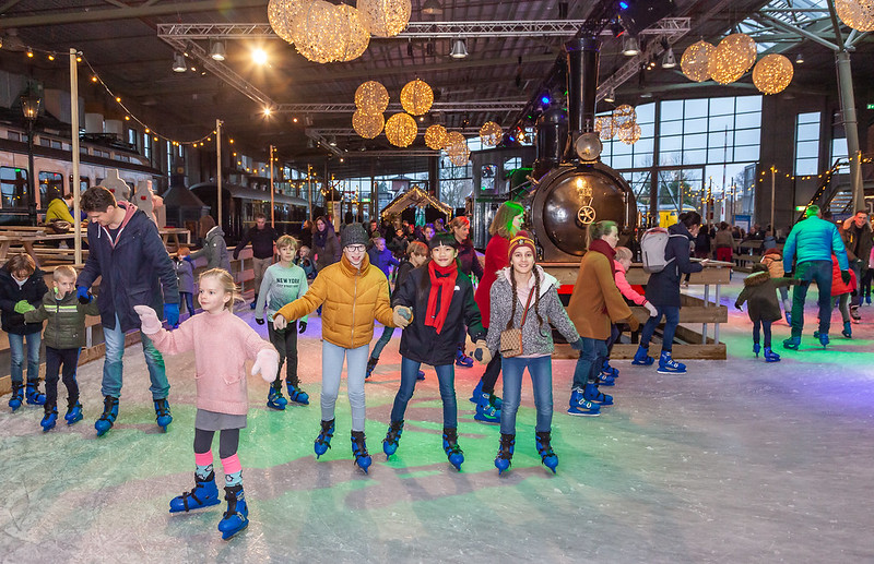 kids-ice-skating-in-the-netherlands-at-the-winter-station-utrecht