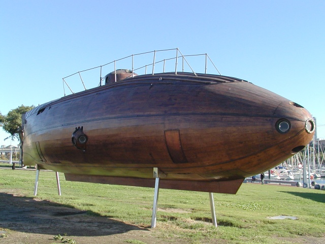 dutch-invention-submarine-wooden-with-leather