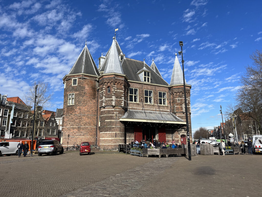 in-de-waag-restaurant-in-Amsterdam-on-a-sunny-day
