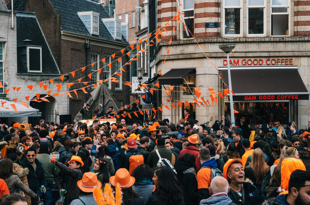 People-wearing-orange-and-celebrating-Kings-day-in-the-netherlands