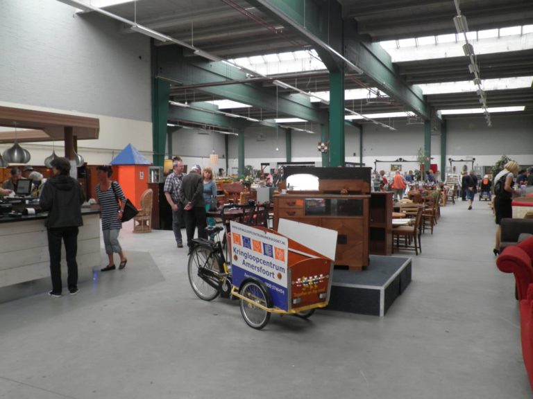 DutchReview News: Thrift Store Boom – King’s Day Aftermath