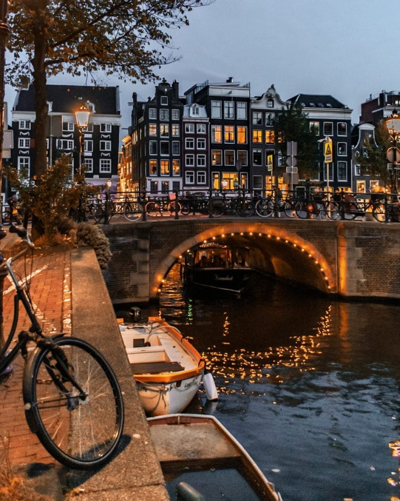 amsterdam-canals-bikes-and-houses-in-cozy-lighting 