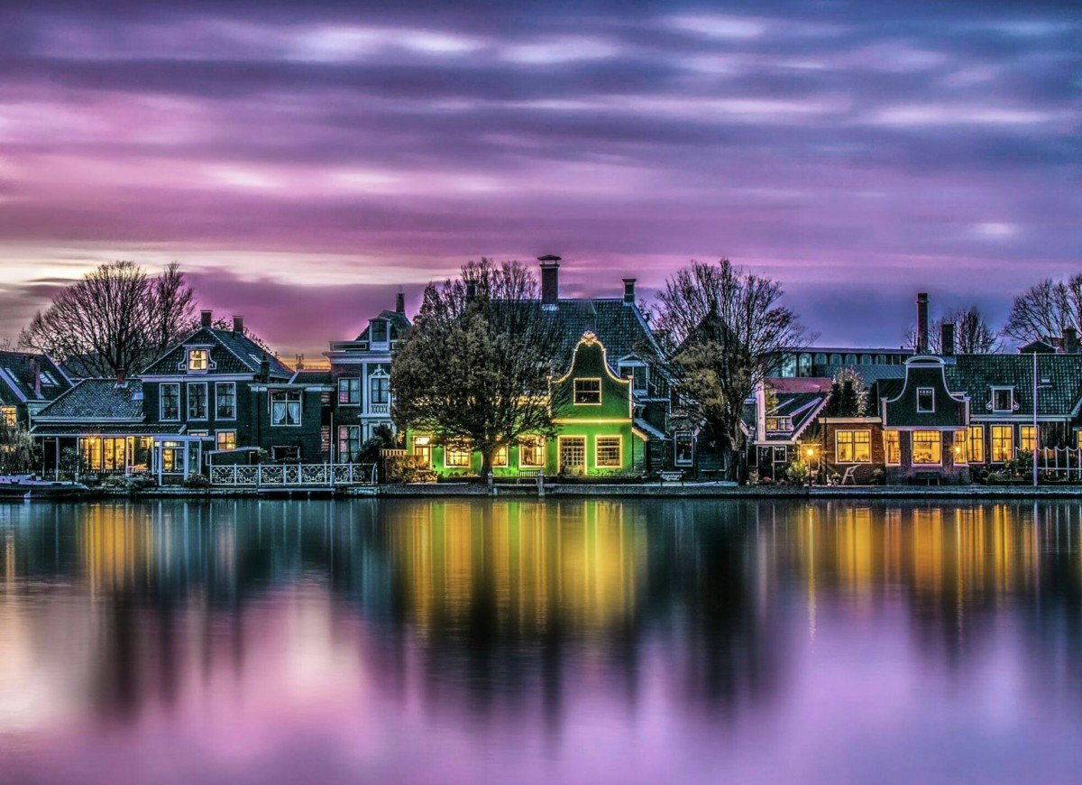 purple-skies-over-lake-houses-in-the-netherlands