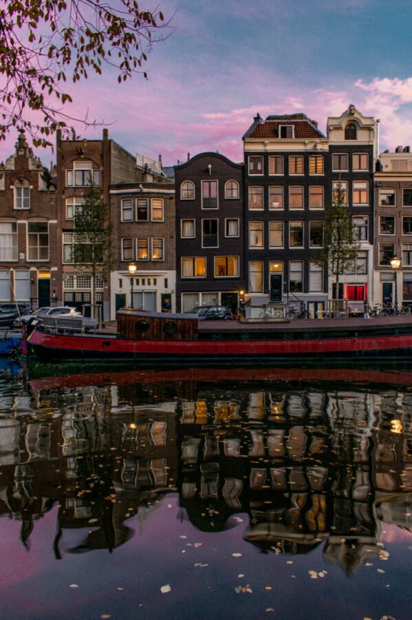 pink-skies-over-amsterdam-canal-houses