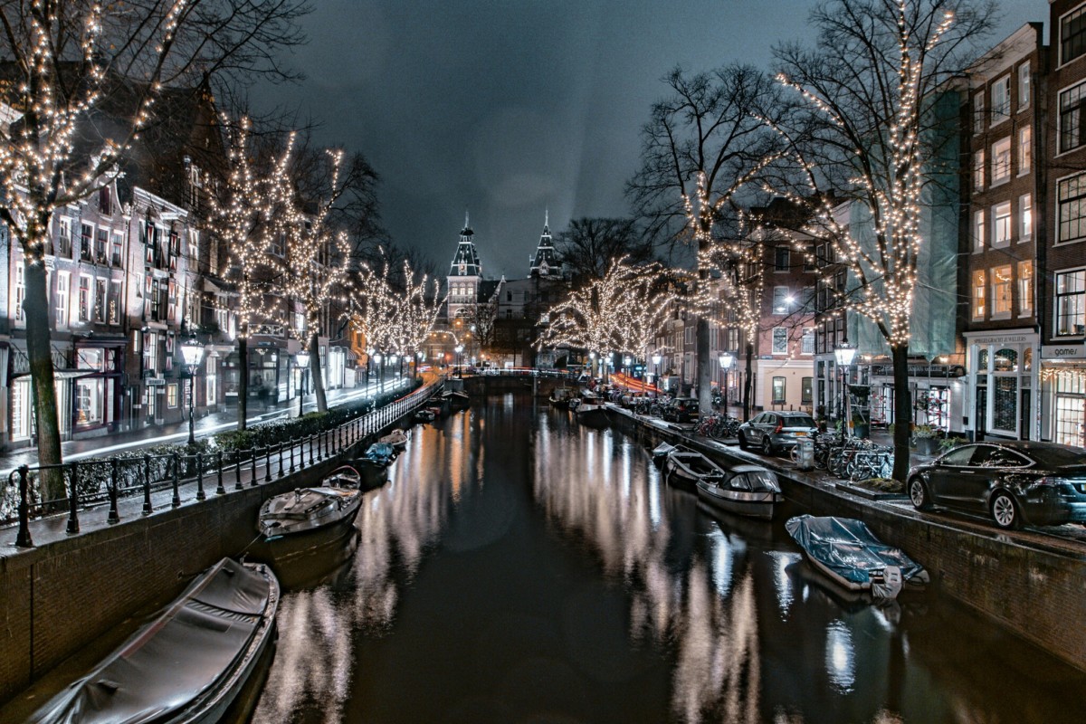 evening-lit-by-christmas-lights-by-the-canals-in-the-netherlands