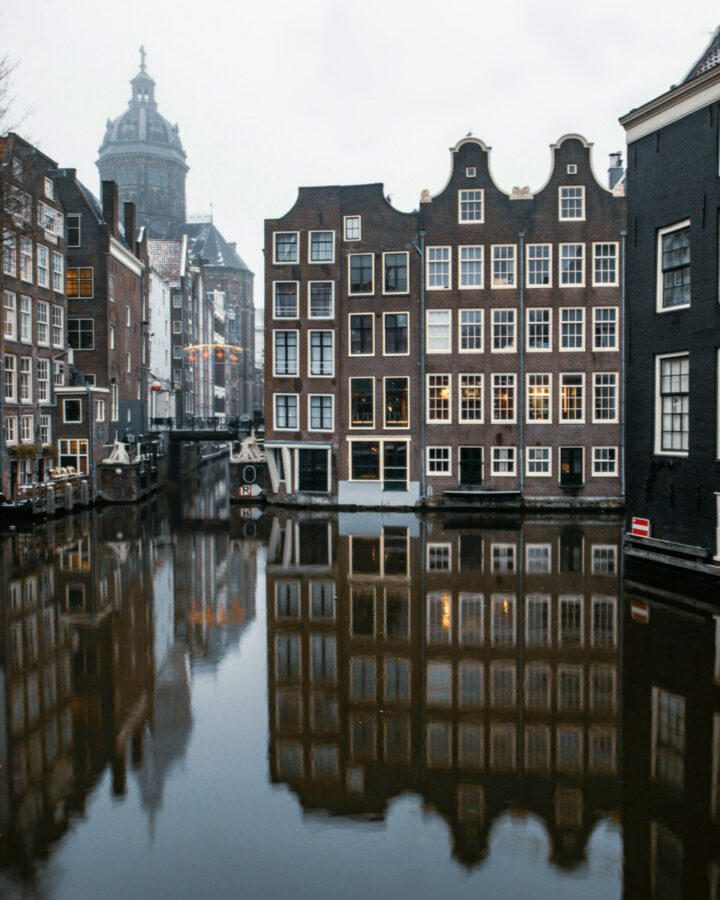 canals-and-old-buildings-in-the-netherlands