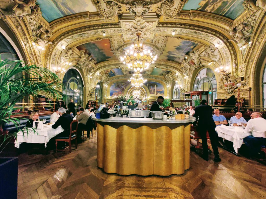 High-ceilings-and-golden-details-in-paris-restaurant-le-train-bleu