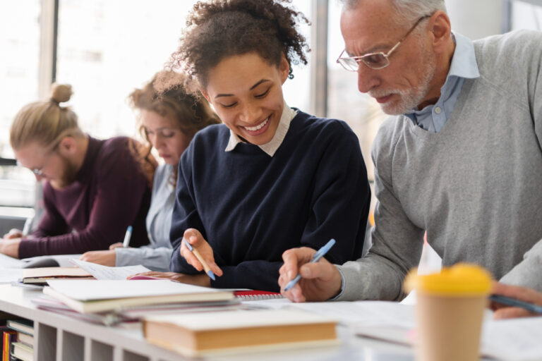 photo-of-woman-taking-free-course-with-STAP-budget-with-teacher-helping-her