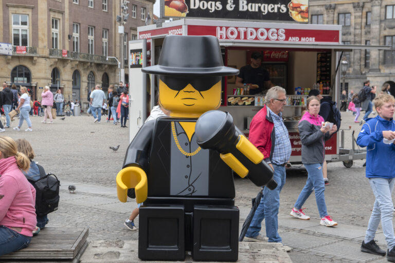 Missing LEGO statue of André Hazes found in Friesland