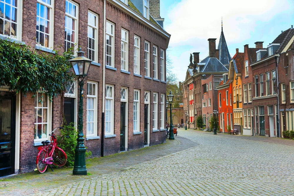 photo-of-street-and-houses-in-Leiden