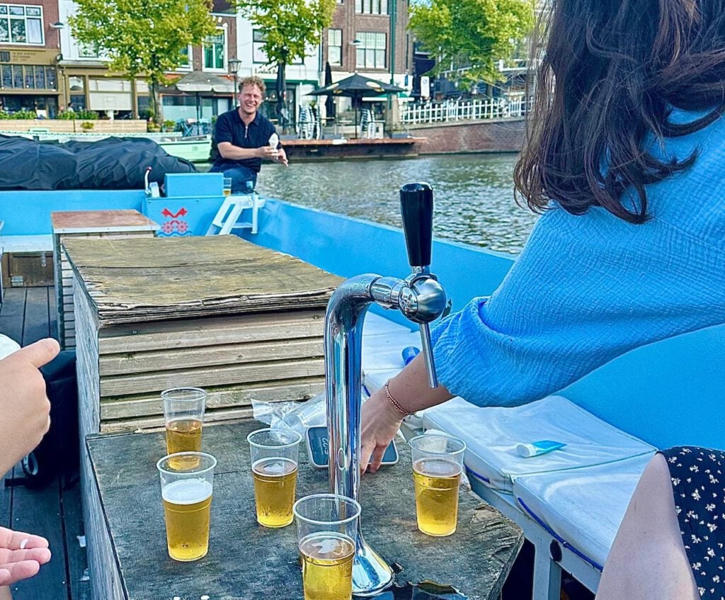 photo-of-rederij-sleutelstad-crew-member-talking-with-passengers-on-canal-tour-boat-trip-in-Leiden