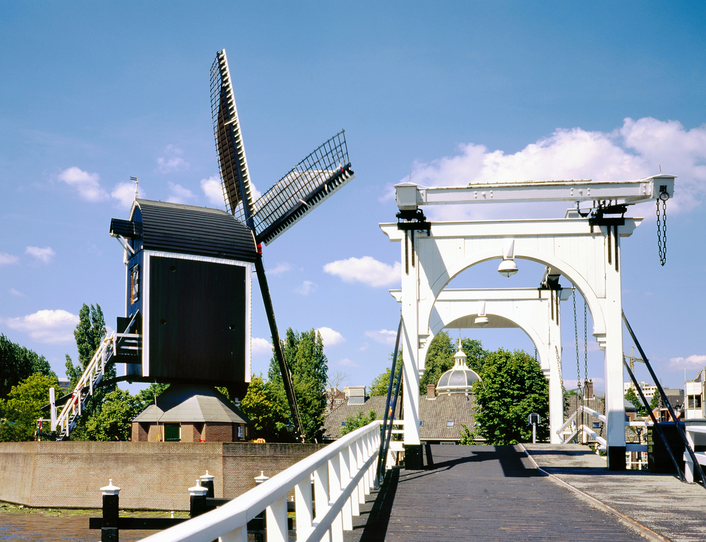 Windmill-de-put-and-rembrandtbridge-in-Leiden-on-a-summer-day