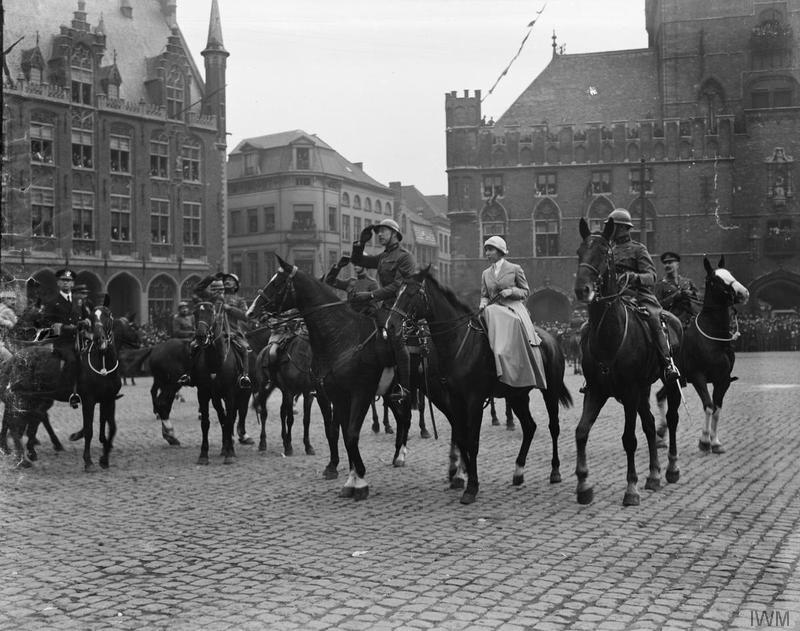 horses-standing-in-bruges-market-square-after-ww1