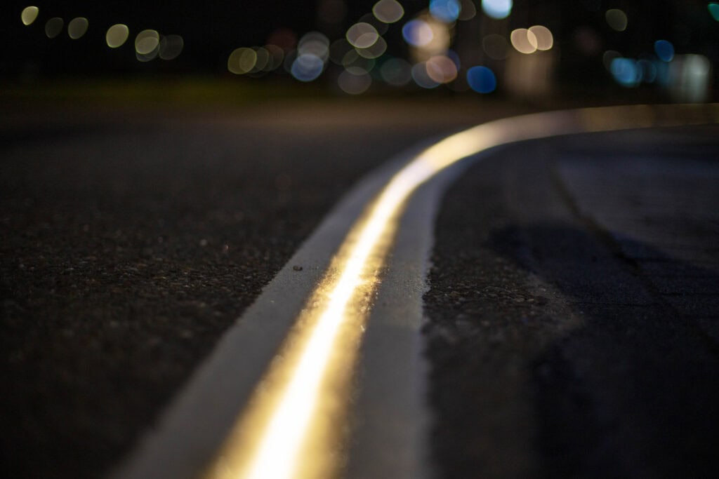 foto de marcações rodoviárias iluminadas