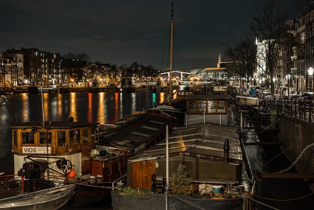 lights-in-amsterdam-at-night