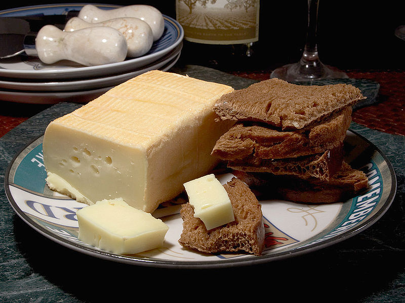 Limburger-cheese-served-with-brown-bread-on-a-plate