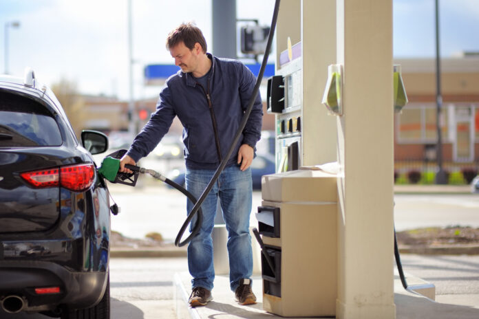 Man-filling-up-gas-tank-on-car