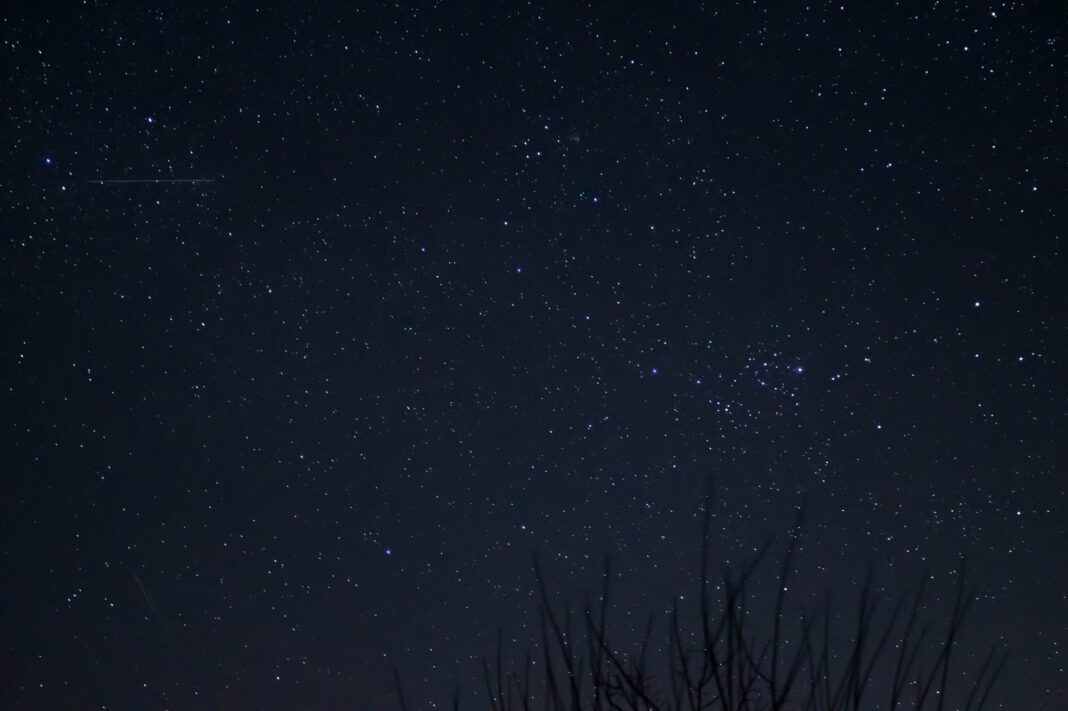 Long-exposure-photo-of-the-geminid-meteor-shower