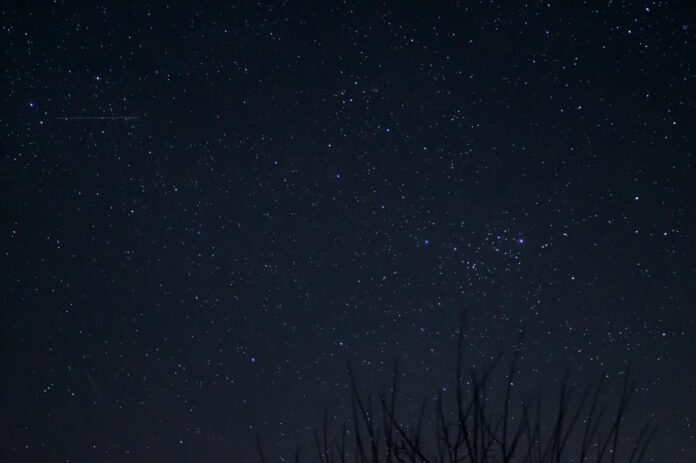 Long-exposure-photo-of-the-geminid-meteor-shower