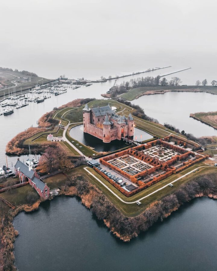 castle-muiderslot-netherlands-winter