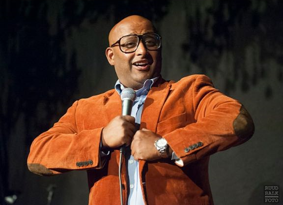 Mino van Nassau brings comedy in the Hague