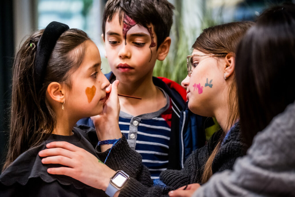 NAISR-international-school-rotterdam-students-painting-each-others-faces-at-community-school-event