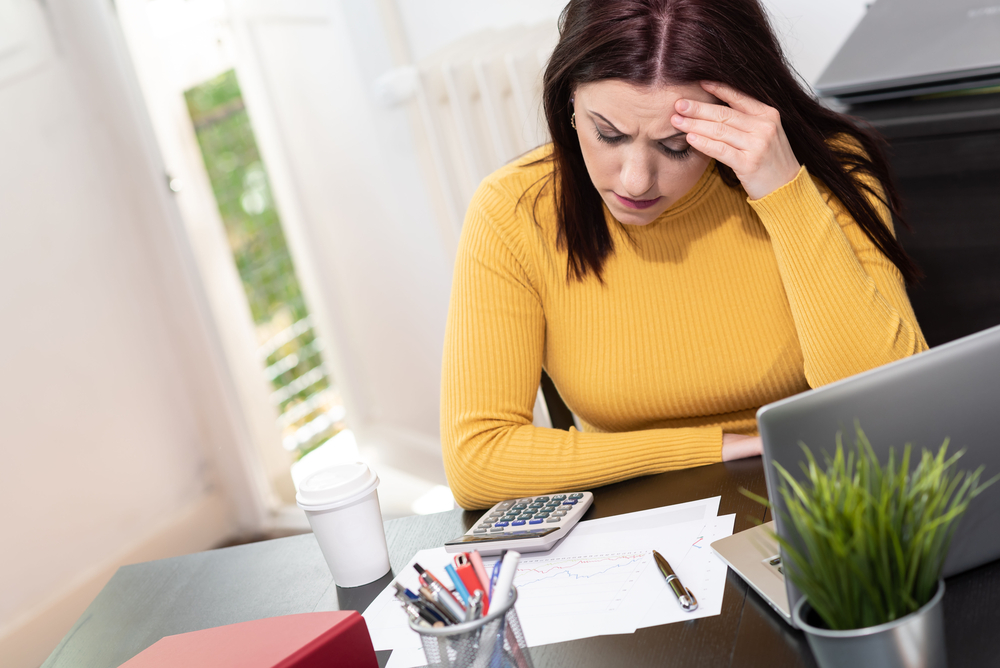 photo-of-woman-looking-at-expensive-Dutch-gas-bill