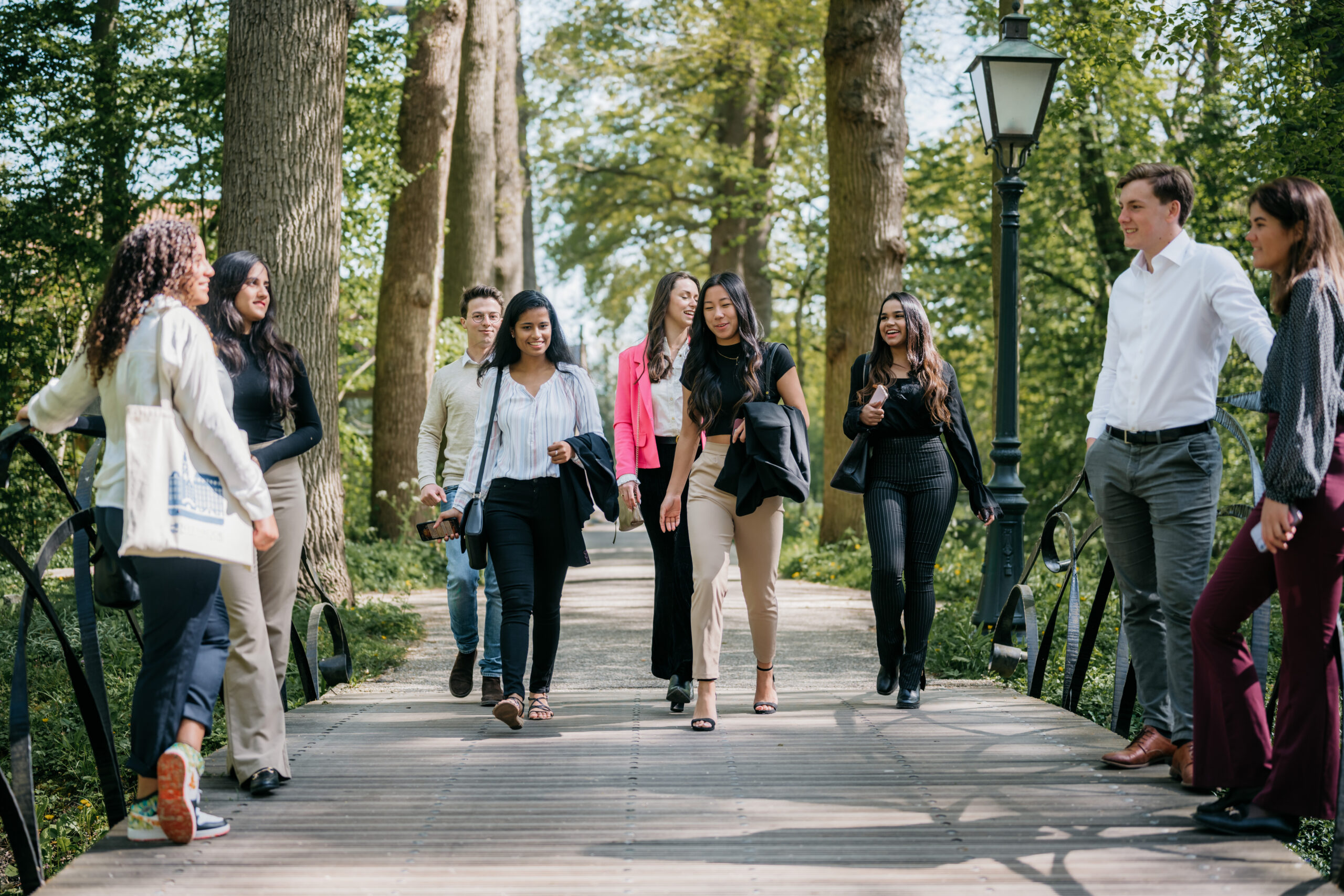 diverse-group-of-students-walking-to-classes-at-nyenrode-business-university