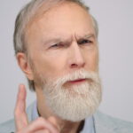 foto-de-um-homem-zangado-abanando-o-dedo-para-você